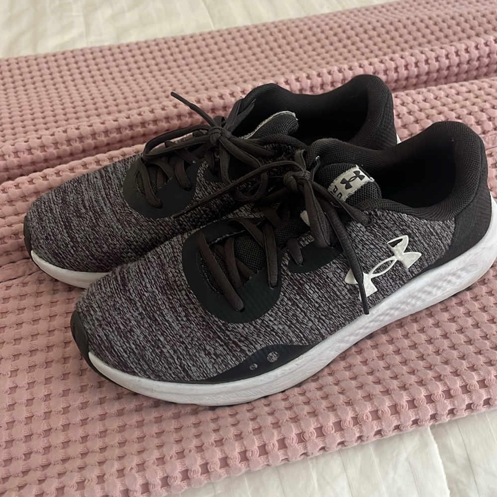 Under Armour tennis shoes black, grey & white, very gently used size 8.5 men